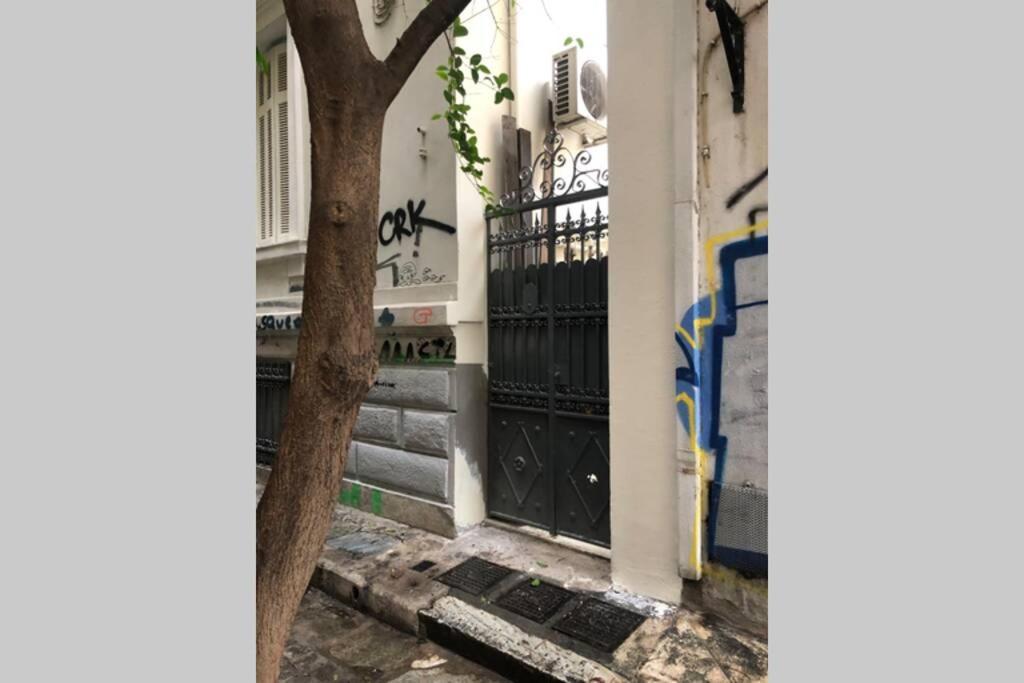 아테네 Exarcheia: Independent Ground Floor House. 아파트 외부 사진
